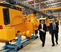 柳工印度工廠(chǎng)投產(chǎn)與設(shè)備行業(yè)新機(jī)遇，G8開(kāi)幕與醫(yī)改舉措引領(lǐng)全球合作